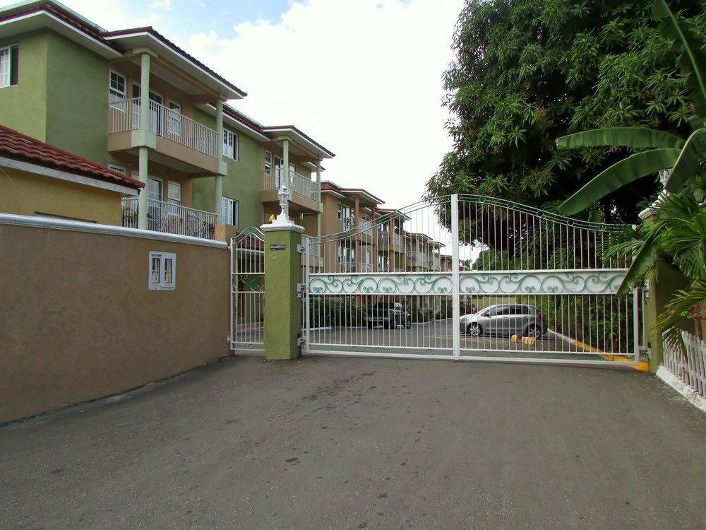 Centrally Located Guest Apartments Kingston Exterior photo