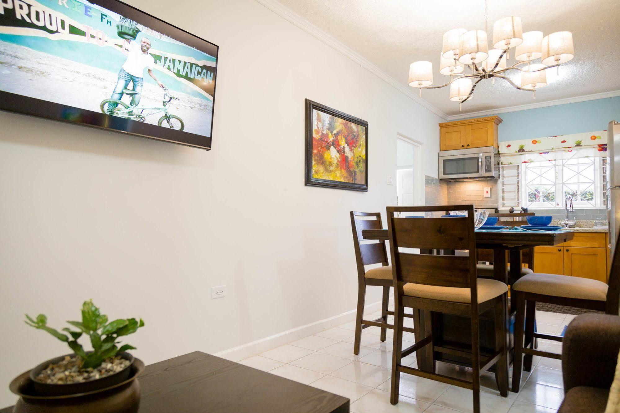 Centrally Located Guest Apartments Kingston Exterior photo