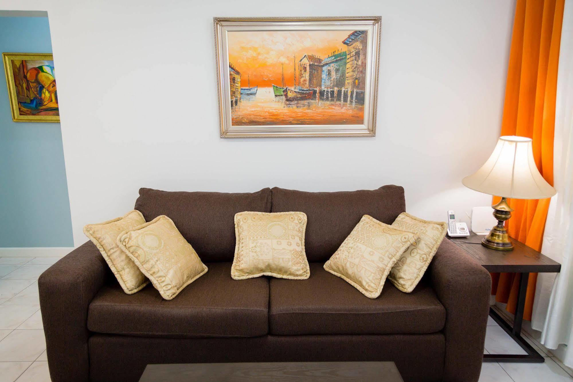 Centrally Located Guest Apartments Kingston Exterior photo