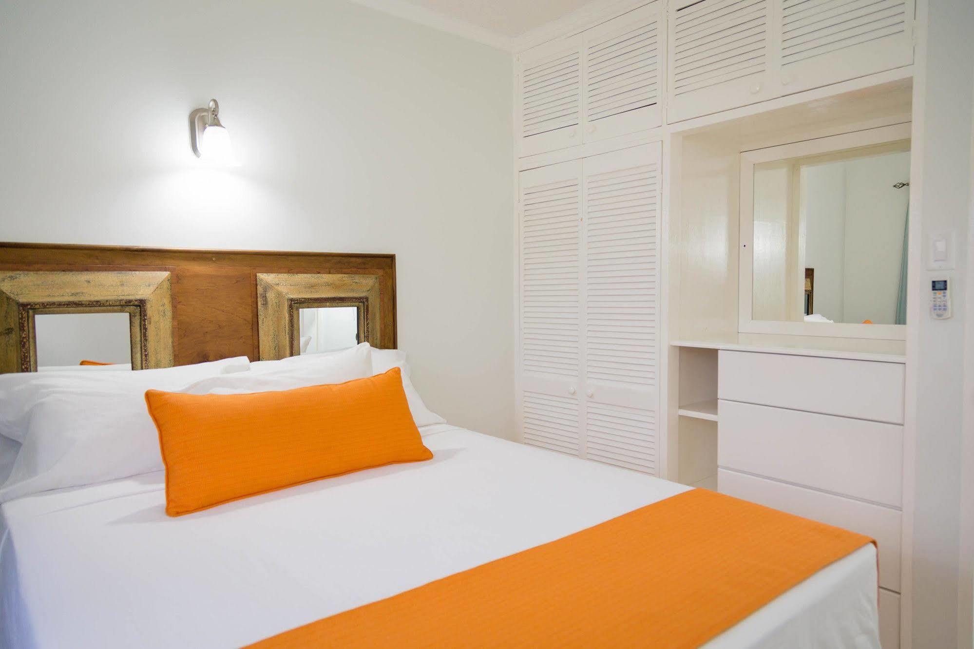 Centrally Located Guest Apartments Kingston Exterior photo